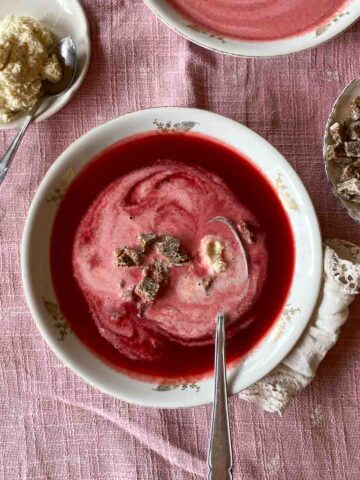 Rote Rüben Suppe mit Kren und Schwarzbrotcroutons auf Suppenteller - Rote Rüben Suppe mit Kren - Red beet Soup with horseradish.