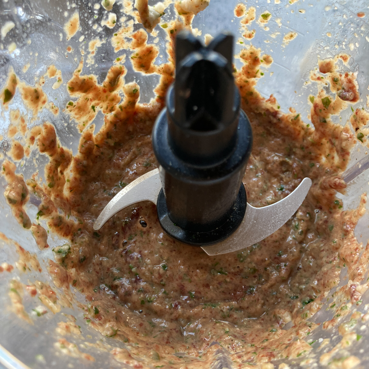 Flüssige Leberknödel-Masse nach dem Mixen im Standmixer - Ingredients for Liver Dumplings with a blender.