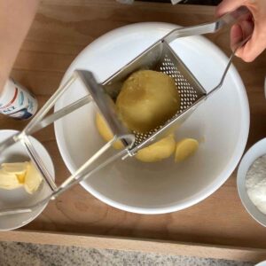 Kartoffel pressen mit Kartoffelpresse