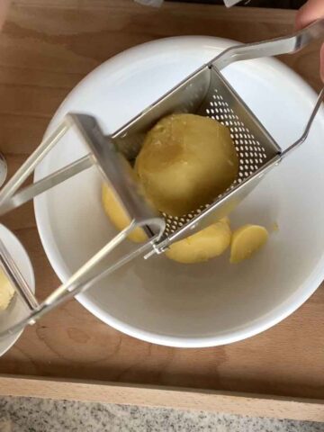 Kartoffel pressen mit Kartoffelpresse | potato ricer