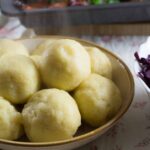 Erdäpfelknödel auf Teller angerichtet