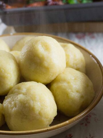 Erdäpfelknödel auf Teller angerichtet