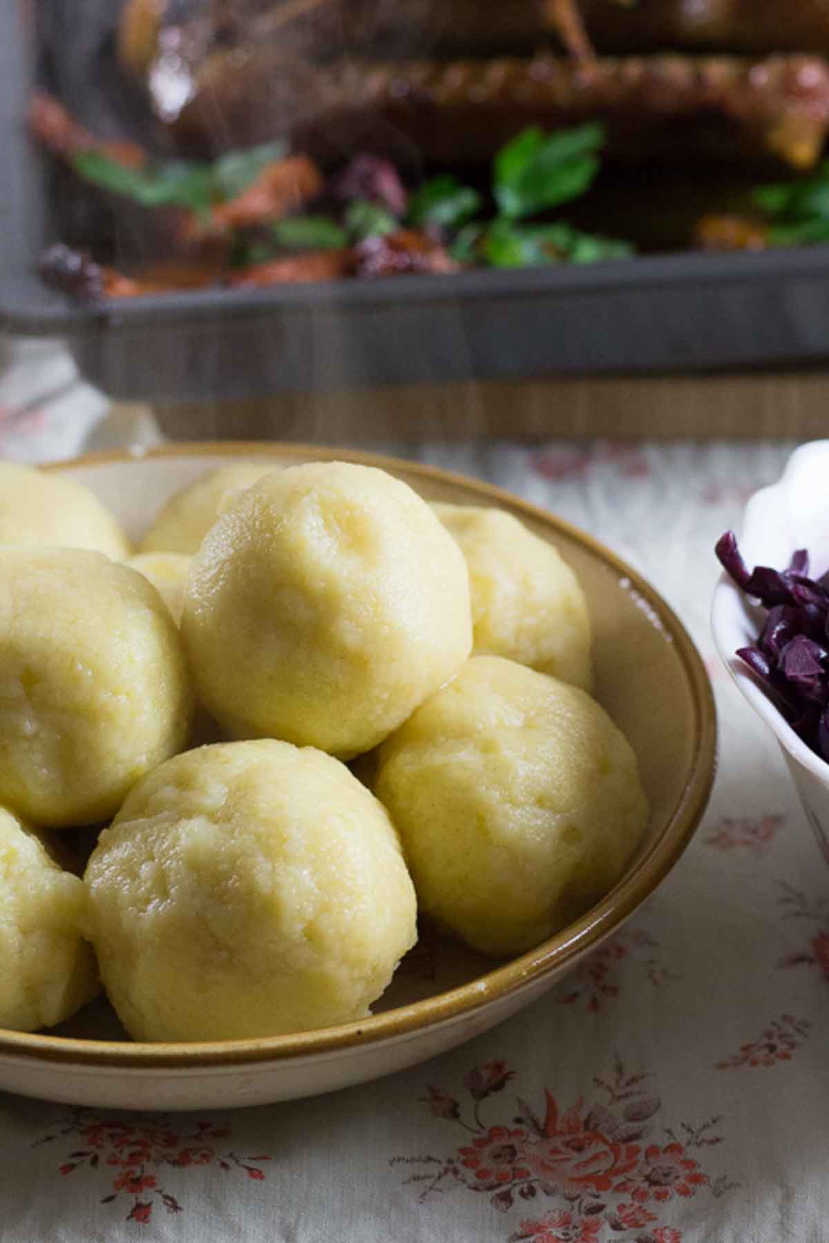 Erdäpfelknödel auf Teller angerichtet