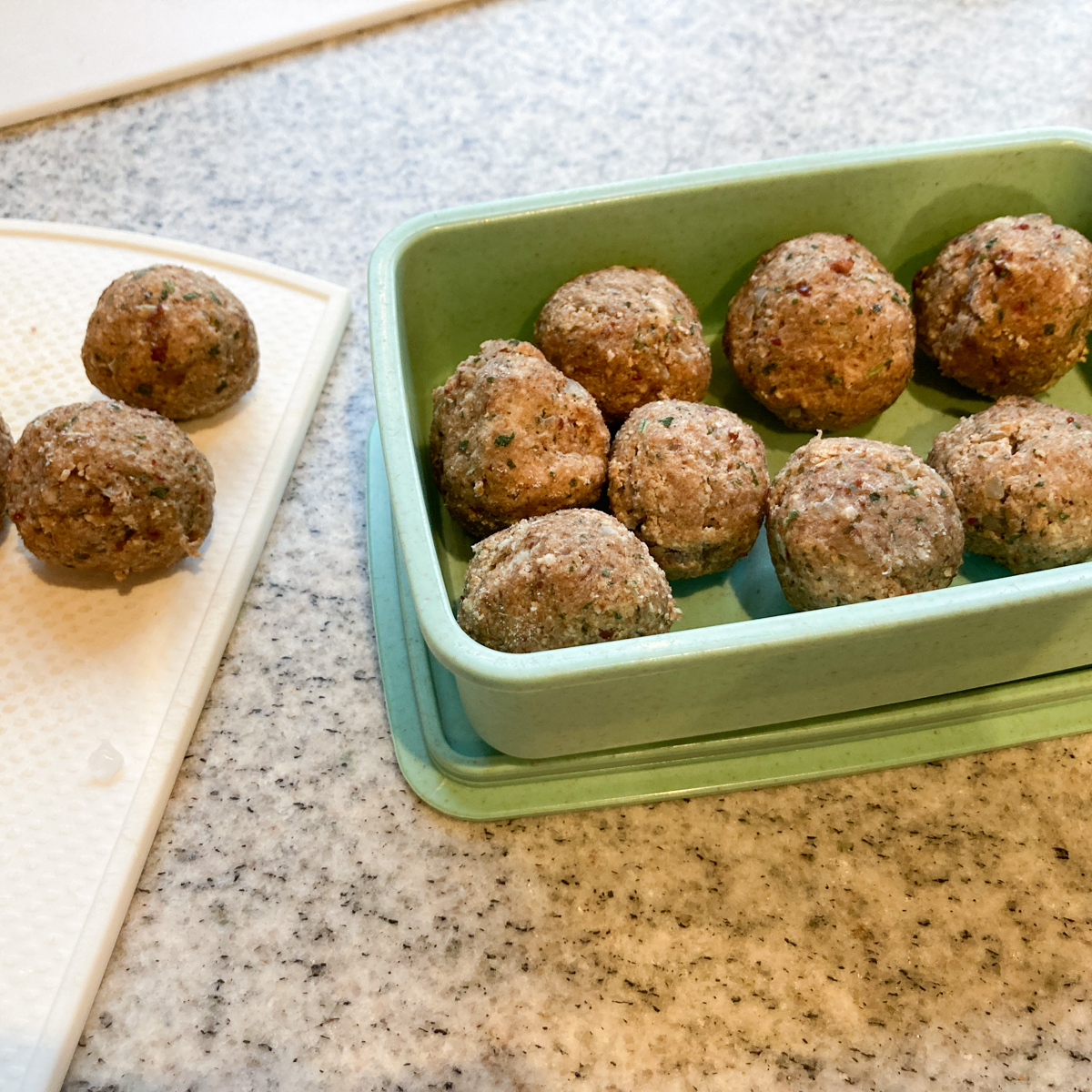 Eingefrorene Leberknödel in Plastikbehälter.