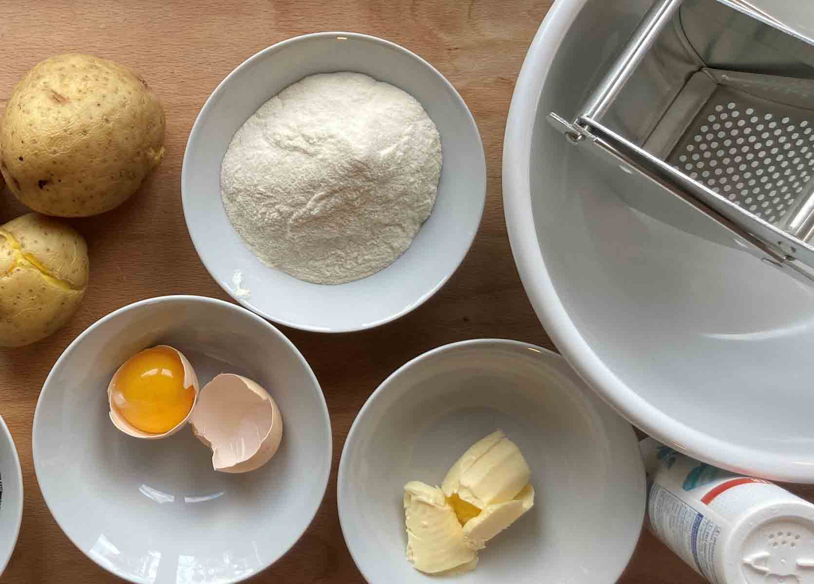 Zutaten Erdäpfelknödel Erdäpfel, Mehl, Eidotter, Butter, Salz, Equipment Kartoffelpresse