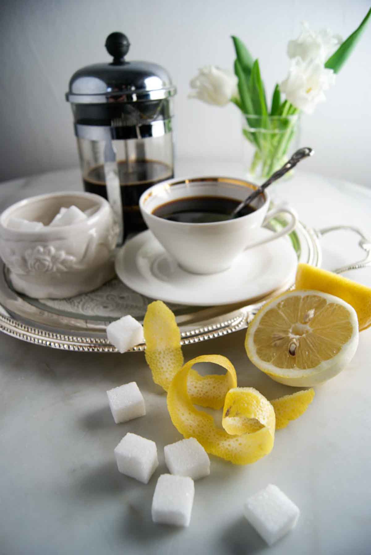 Katerkaffee mit Würfelzucker und Zitronenschale