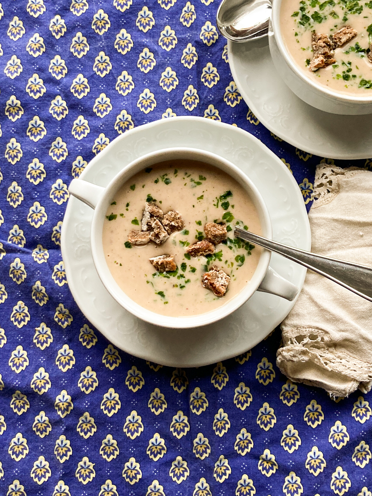 Suppenschüssel mit Maronicremesuppe und Schwarzbrotcroutons.