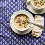 Suppenschüssel mit Maronicremesuppe und Schwarzbrotcroutons.