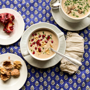 Suppenschüssel mit Maronicremesuppe mit Topping aus Walnüssen und Granatapfelkernen.