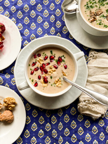 Suppenschüssel mit Maronicremesuppe mit Topping aus Walnüssen und Granatapfelkernen.