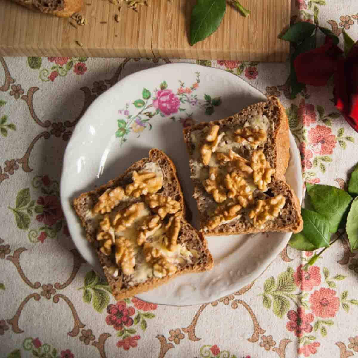 Dinkelbrot mit Walnüssen und Butter / spelt bread with walnuts