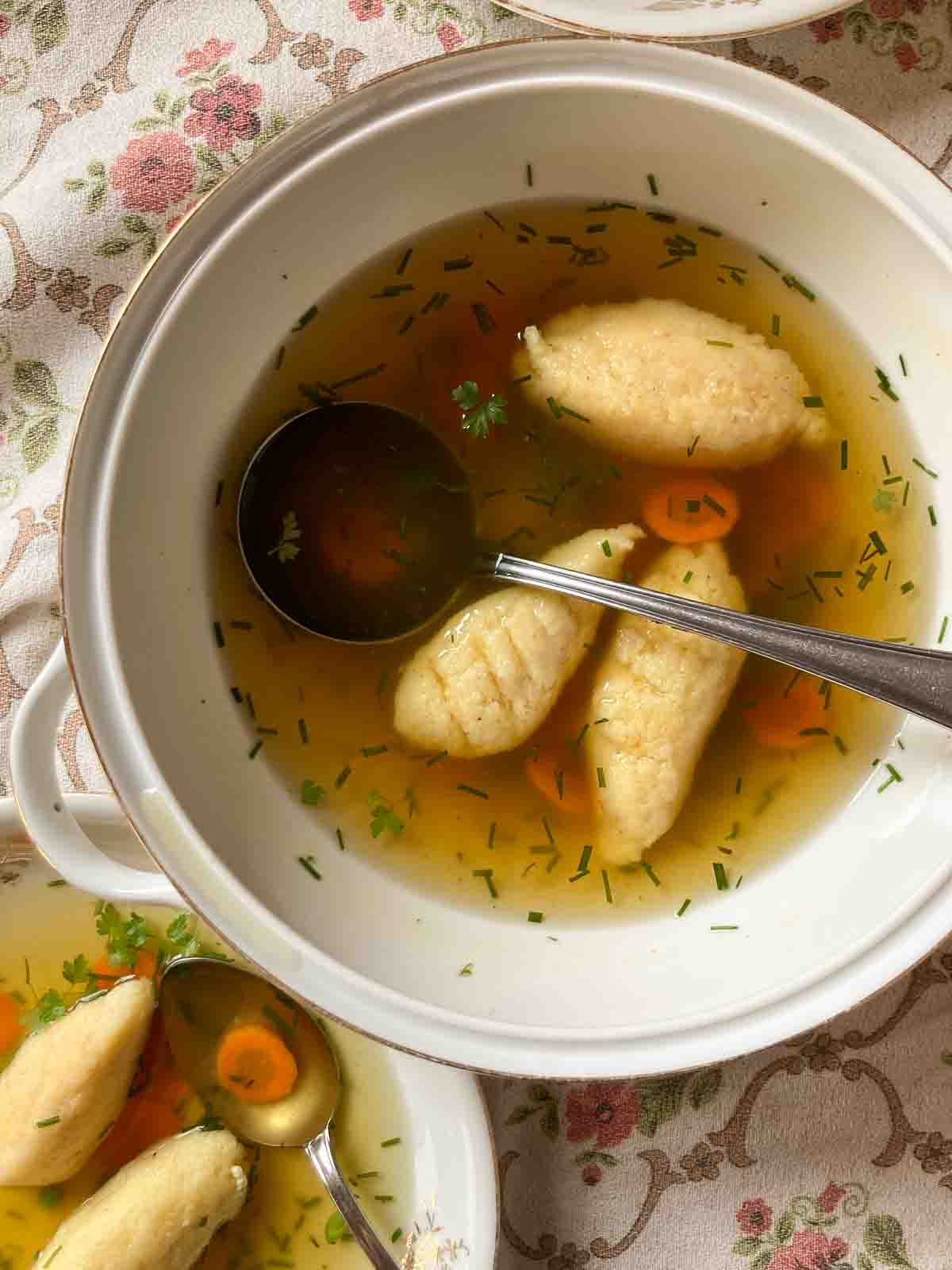 Grießnockerl mit Gemüsesuppe