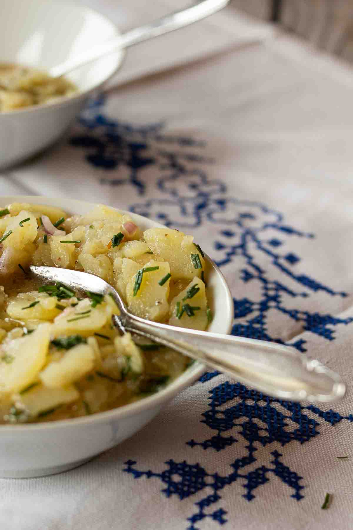 Österreichischer Erdäpfelsalat (Kartoffelsalat) mit Rinderfond und Kremser Senf