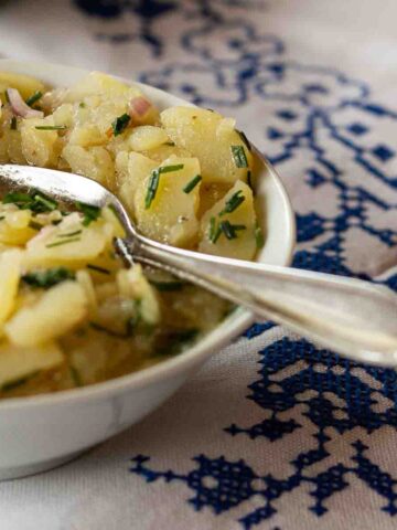 Traditionelles Rezept für österreichischen Erdäpfelsalat (Kartoffelsalat) | Austrian Potato Salad