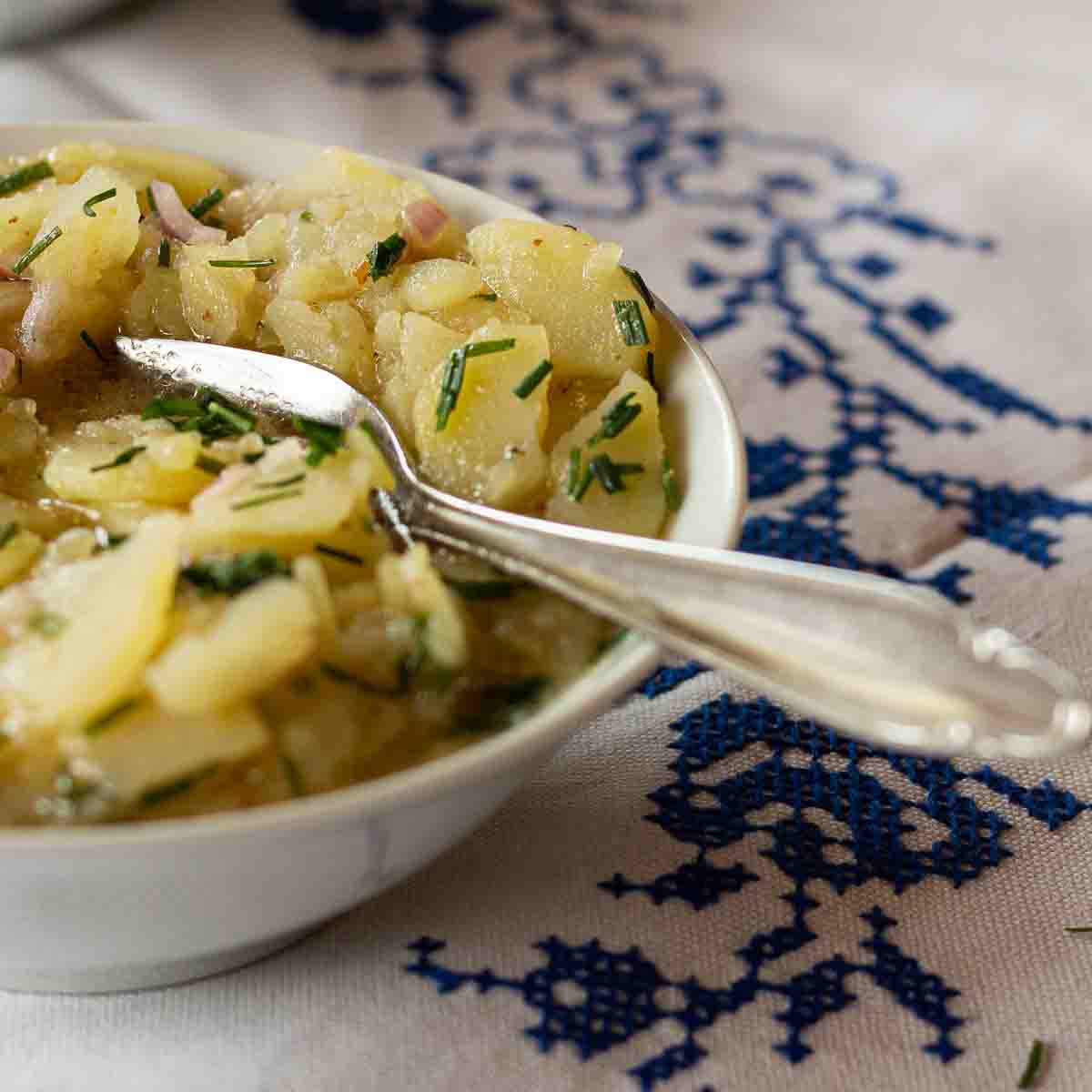 Traditionelles Rezept für österreichischen Erdäpfelsalat (Kartoffelsalat) | Austrian Potato Salad