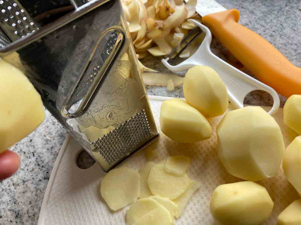 Erdäpfelsalat (Kartoffelsalat) Anleitung Kartoffel in Scheiben schneiden