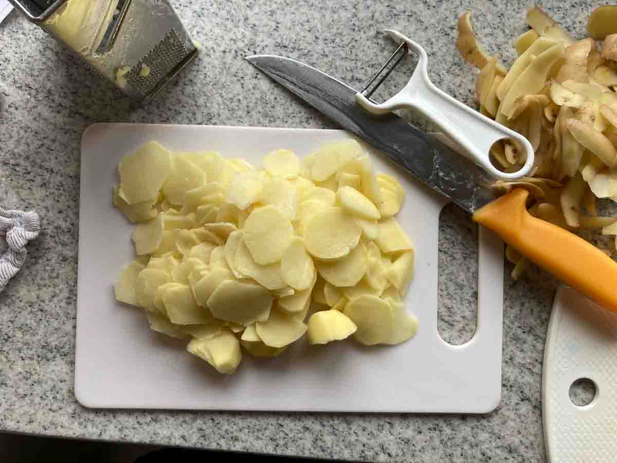 Erdäpfelsalat (Kartoffelsalat) Anleitung Kartoffel in Scheiben schneiden