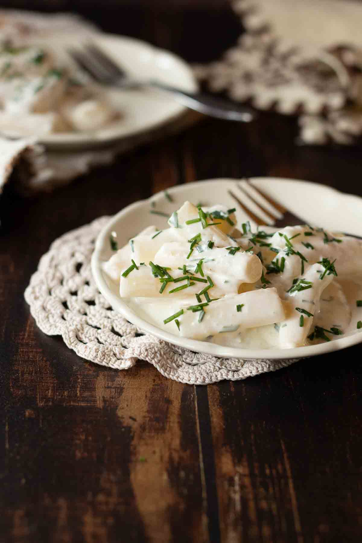 Schwarzwurzelsalat mit Schnittlauch angerichtet