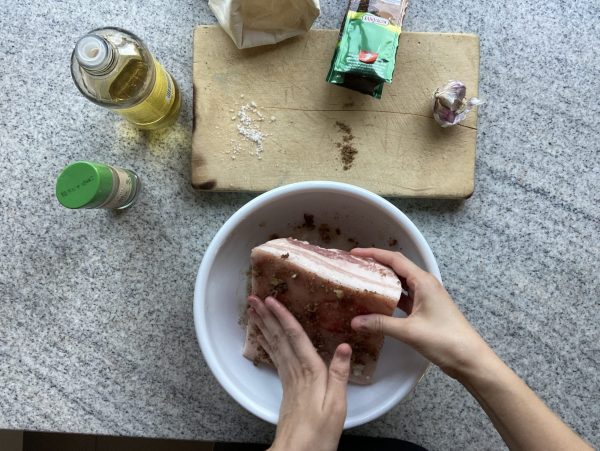 Schweinsbraten - Gewürze einmassieren