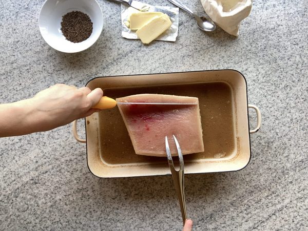 Schweinsbraten Schwarte einschneiden