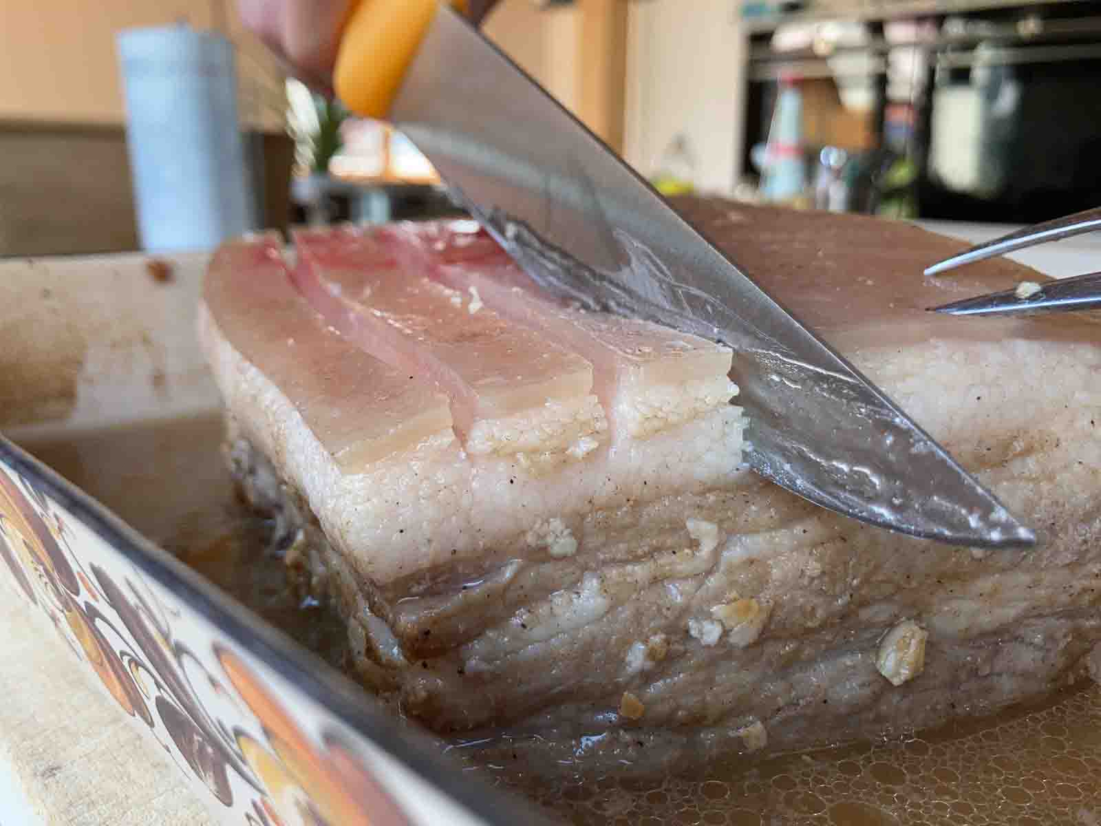 Schweinebraten Schwarte einschneiden