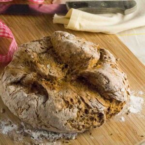 Bauernbrot auf Holzbrett