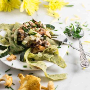 Eierschwammerlsosse mit grüner tagliatelle Pasta