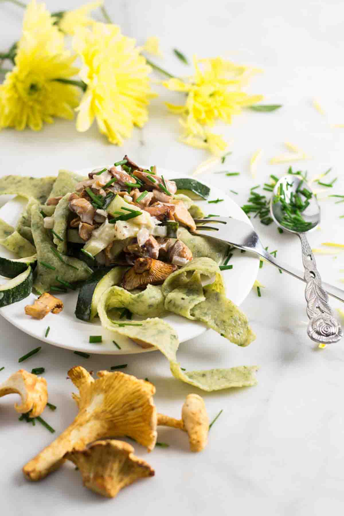 Eierschwammerlsosse mit grüner tagliatelle Pasta