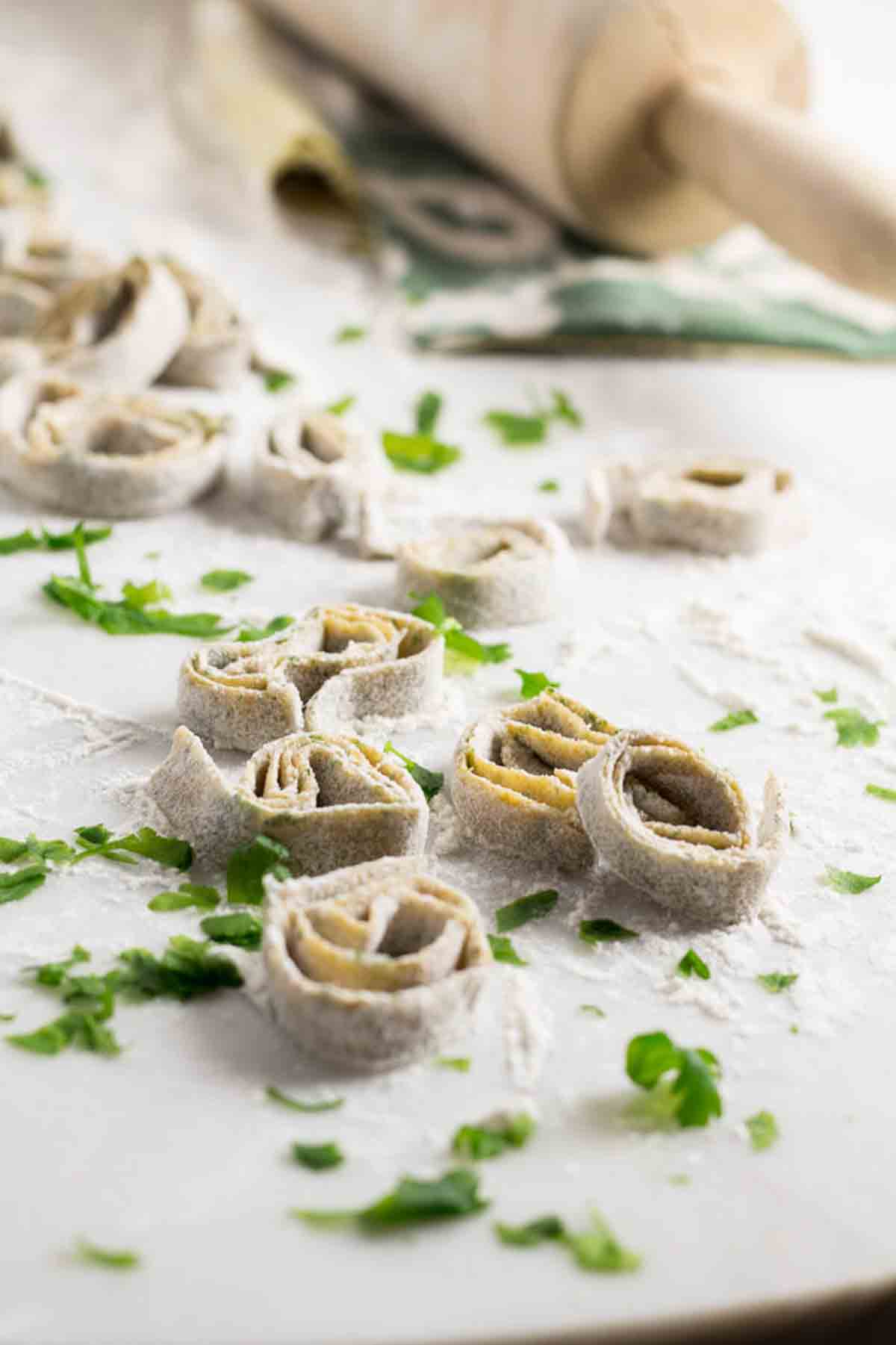 Selbstgemachte Tagliatelle mit Kräutern | Homemade whole wheat pasta