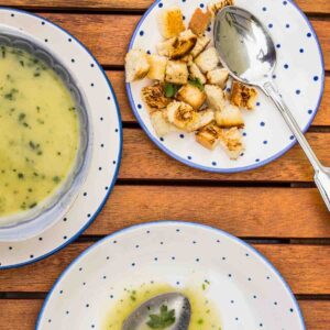 Zucchinicremesuppe mit Croutons