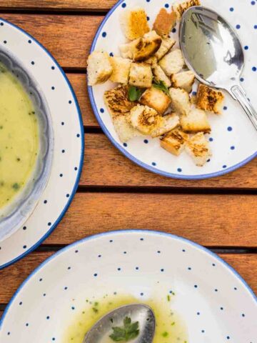 Zucchinicremesuppe mit Croutons