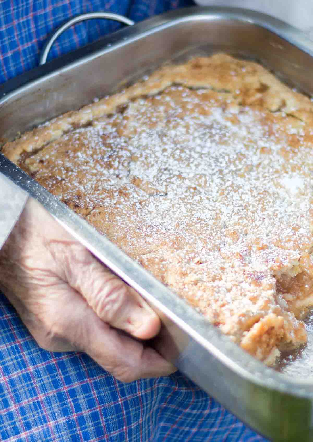 Oma hält Apfelkuchen