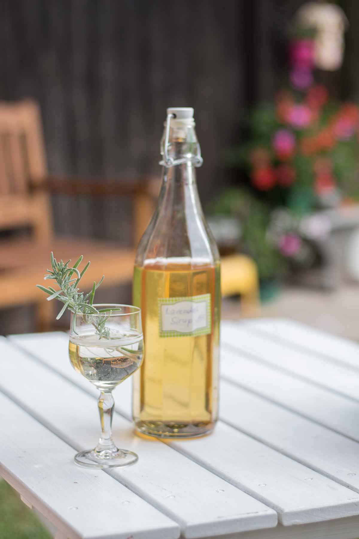 Sirup aus Kräutern und Blüten