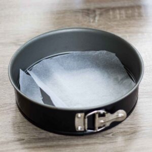 Boden der Tortenform mit Backpapier auslegen | line bottom of pan with baking paper