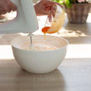 Eidotter einzeln zum Eischnee mixen| mix in the egg yolks