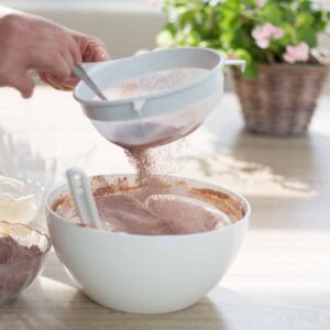 Kakao-Mehl-Maizena-Mischung sieben | sieve cocoa mixture