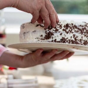 Torte auf den Seiten mit Schokoraspeln bestreuen | spread chocolate sprinkles on side and top