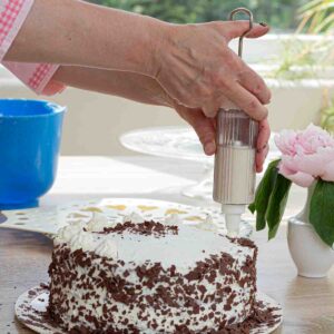 Sahnetuffs auf Schwarzwälder Kirschtorte spritzen | cake syringe