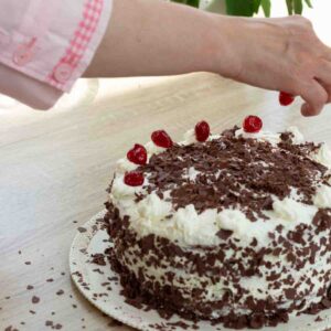 Schwarzwälder Kirschtorte mit Kirschen oben dekorieren