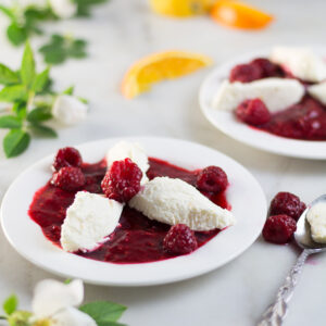 Omas Topfen Obers Nockerl mit Himbeersauce - Vanilla Cream Cheese Dessert with Raspberry Sauce