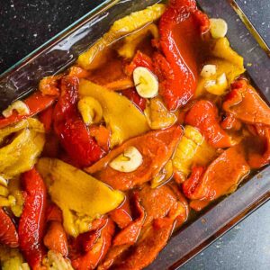 Eingelegte Paprika mit Knoblauch, Chili und Olivenöl