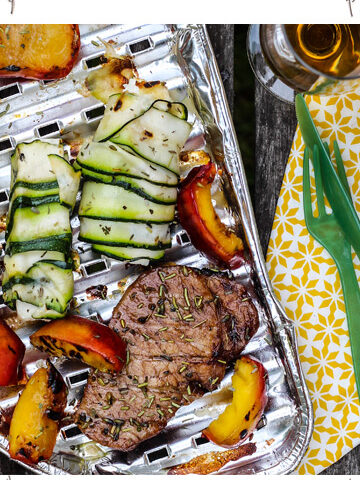 Glacierte Karree Steaks mit gegrillten Nektarinen und Schafskäse im Zucchinimantel