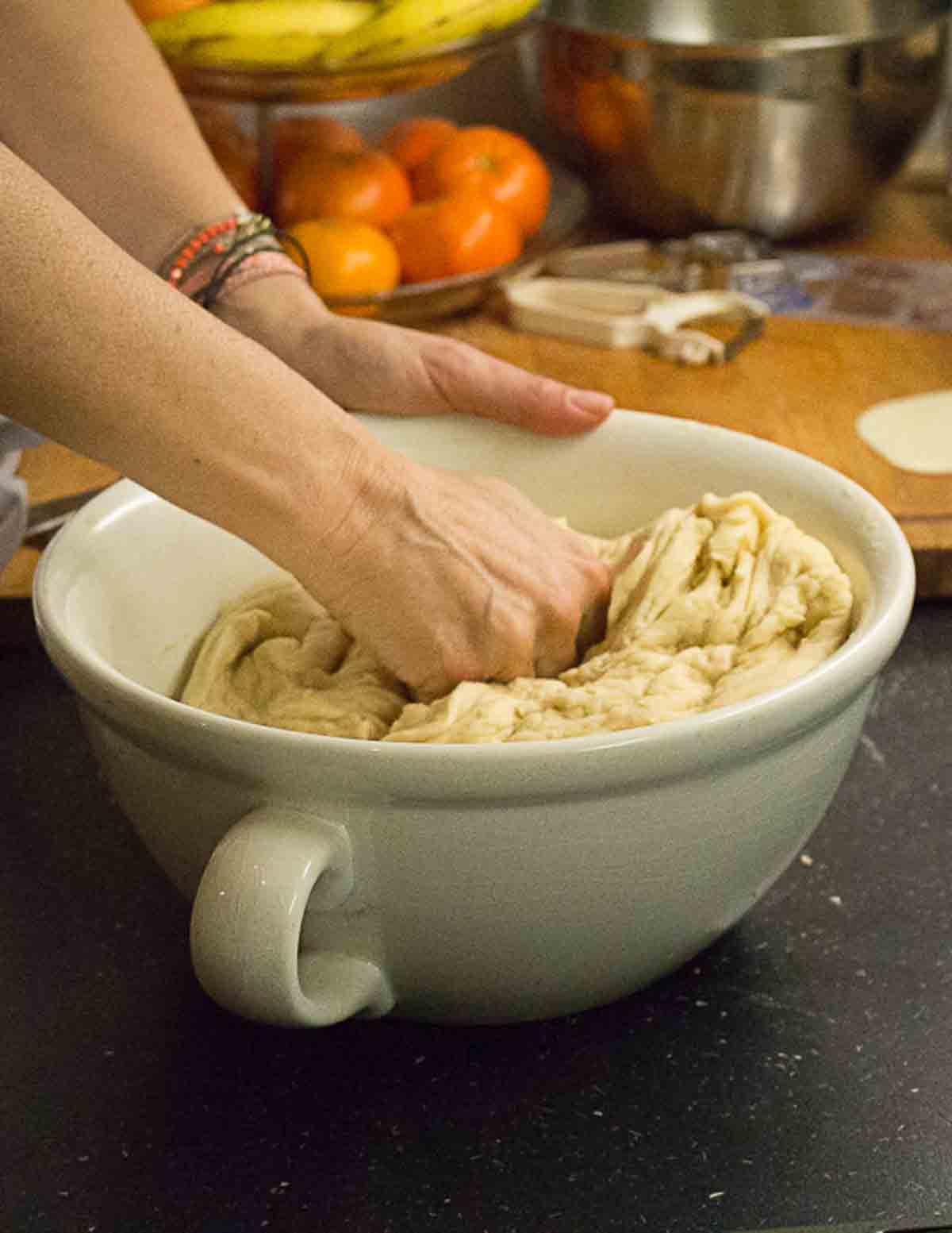 Teig für Challah kneten