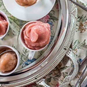 Pfirsich Sorbet angerichtet in Espressotassen auf Tablett