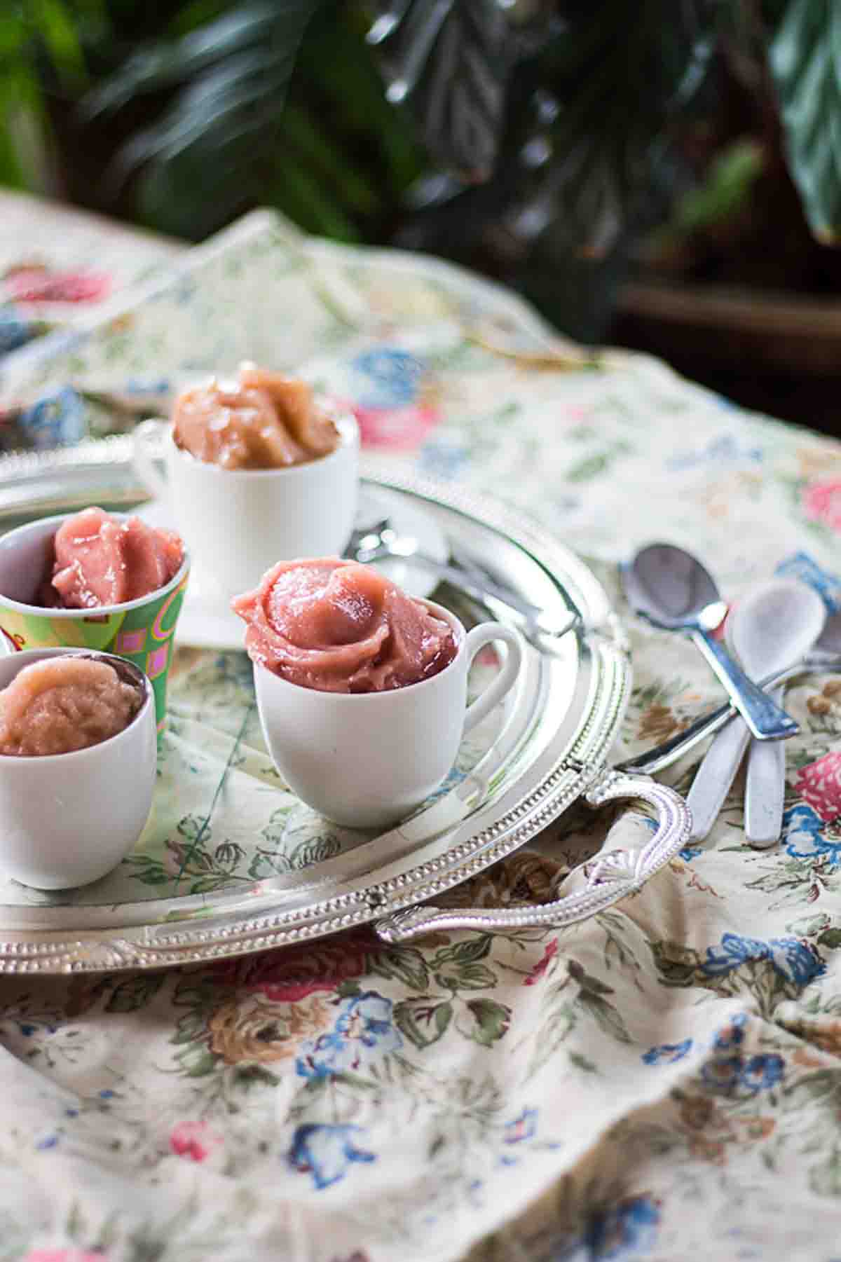 Pfirsich Sorbet angerichtet in Espressotassen auf Tablett