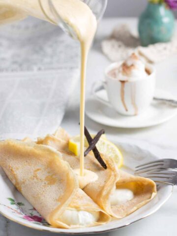 Kanarienmilch (Vanillesauce) mit Topfenpalatschinken