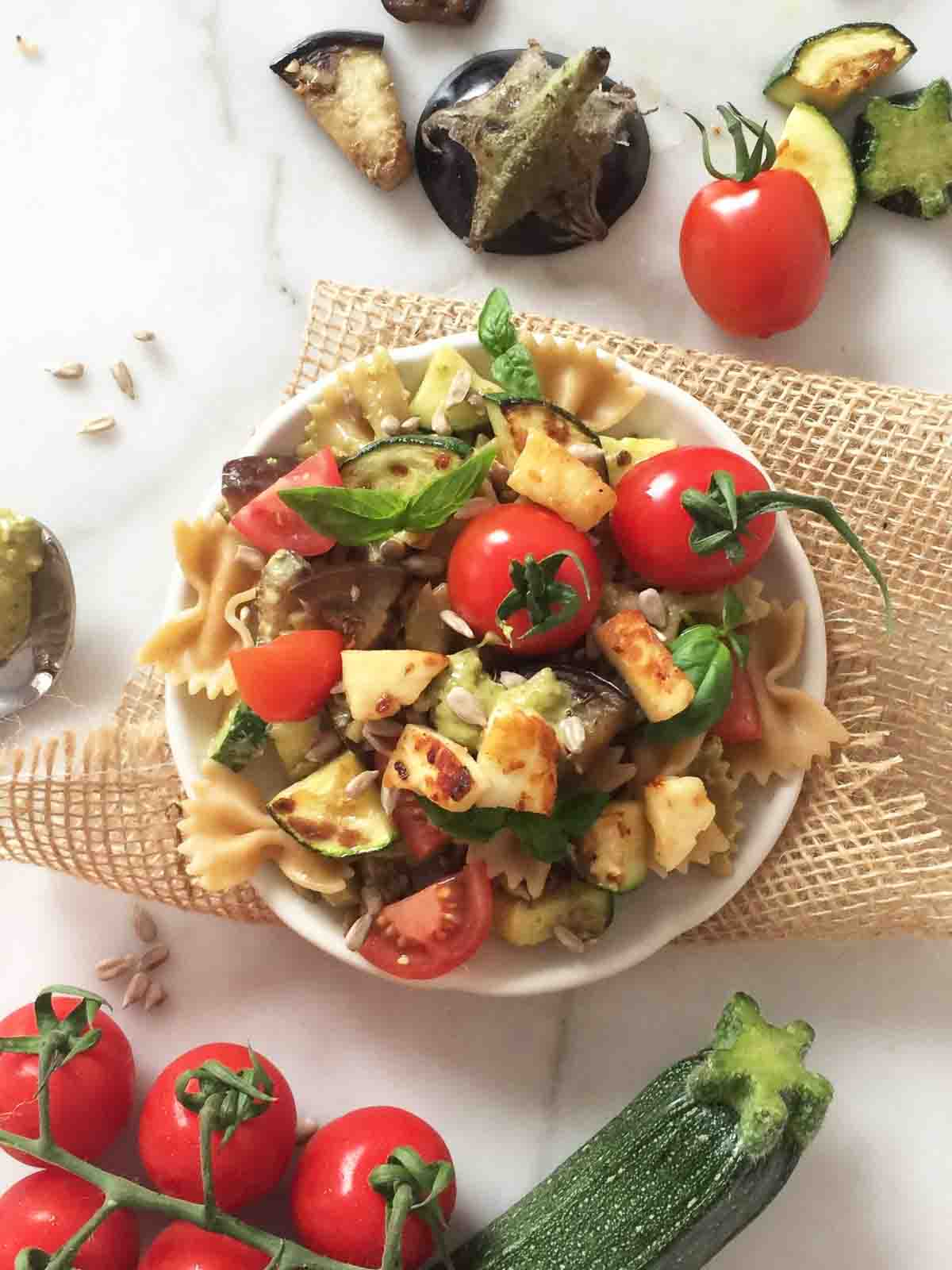 Nudelsalat mit Grillgemüse und grünem Pesto | mediterranean pasta salad with grilled veggies and pesto verde