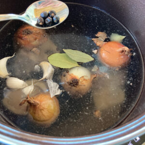 Tafelspitz Suppenwasser mit Gewürzen aufsetzen.