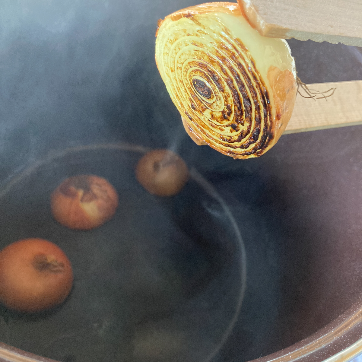 Zwiebelhälften an der Schnittseite dunkel geröstet für Tafelspitz.