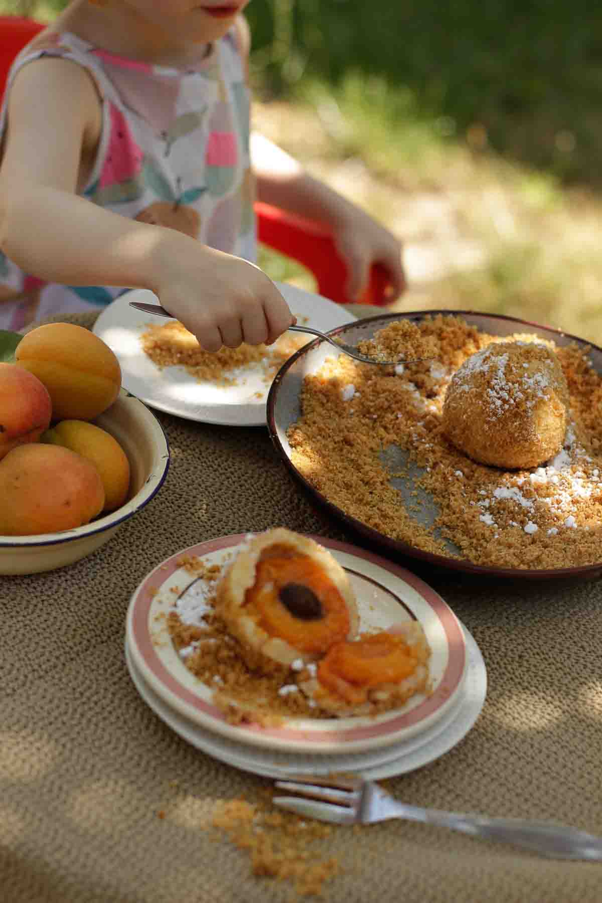 Marillenknödel angerichtet